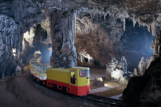 Doživetje pod zemljo: Postojnska jama